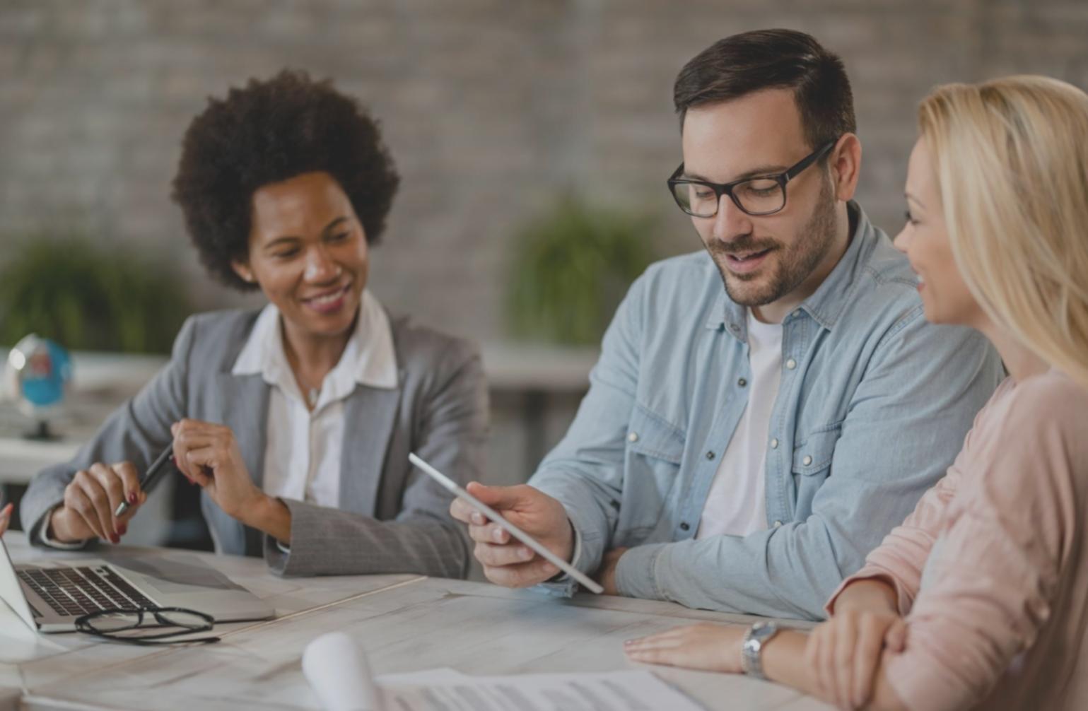 Profesional analizando datos financieros en oficina moderna